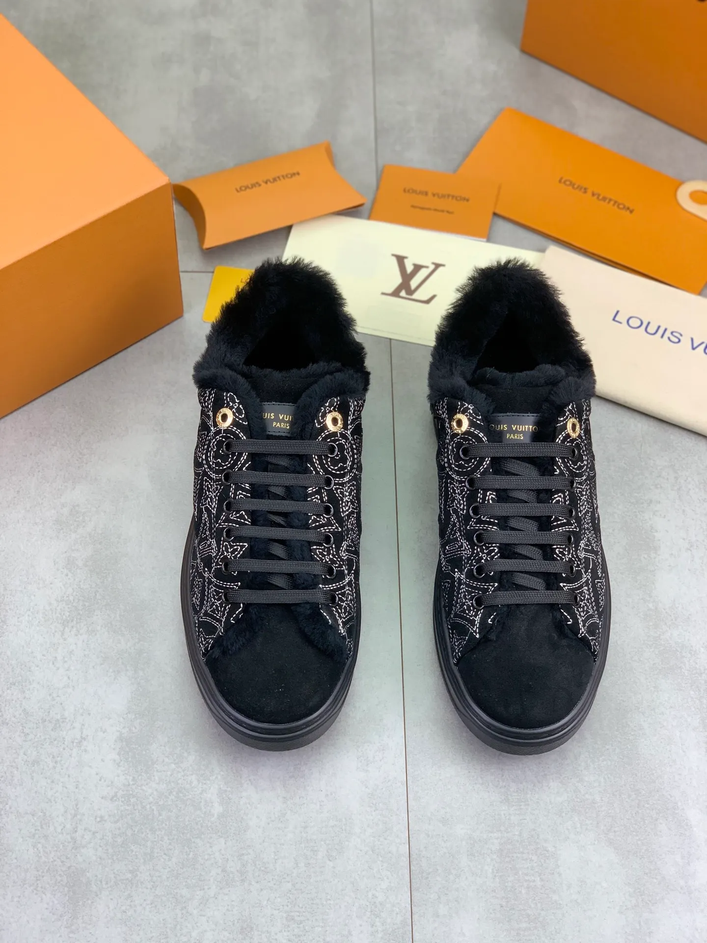 Factory price P740 Wool lining 💶 Top version [LOUIS VUITTON] Couple 🧑‍🤝‍🧑 Craftsman style Counter series (original order) New style 🍀LV Louis Vuitton - top version LV classic high-top trendy shoes! Made of imported original craft calfskin, original warm wool lining, and original wear-resistant, lightweight, high-end TPU outsole! High quality products! 3️⃣ colors available, code numbers: female 35-39, male 39-44 (female 40, male 45 46 customized)